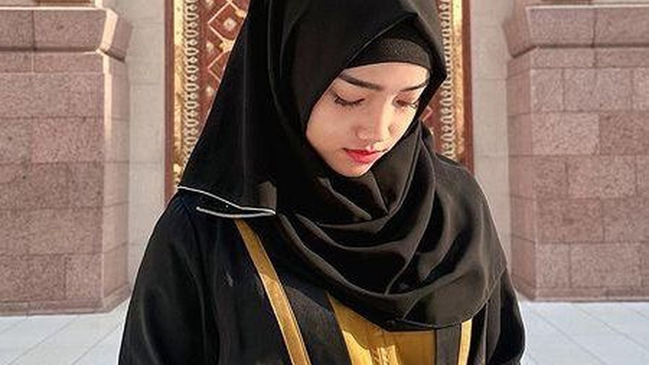 Minta Warganet Jangan Berekspektasi, Ini Potret Fuji saat Umrah