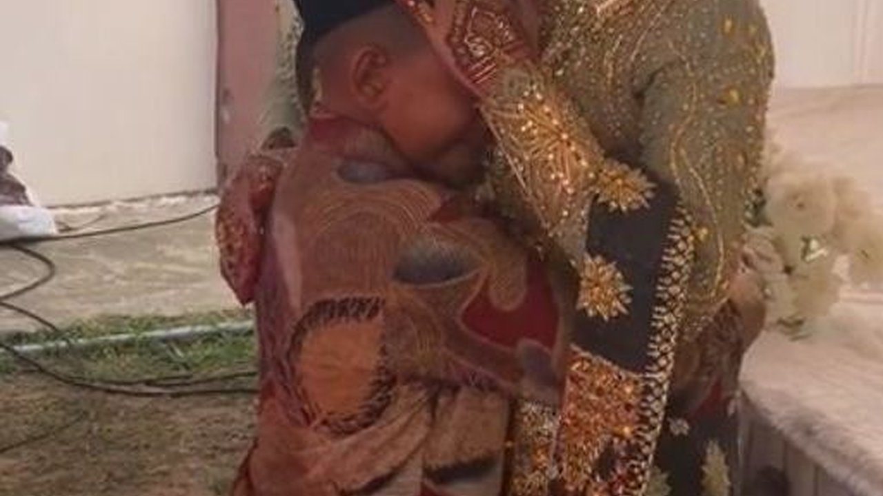 Momen Bocah Yatim Piatu Nangis Tersedu saat Kakak Perempuannya Menikah, Penuh Haru