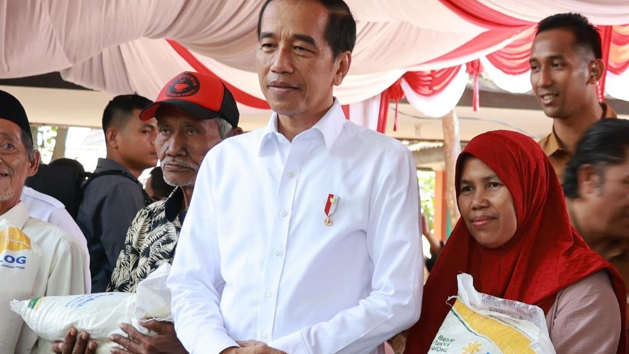 Presiden Serahkan Langsung Bantuan Pangan Bulog untuk Warga Cilegon