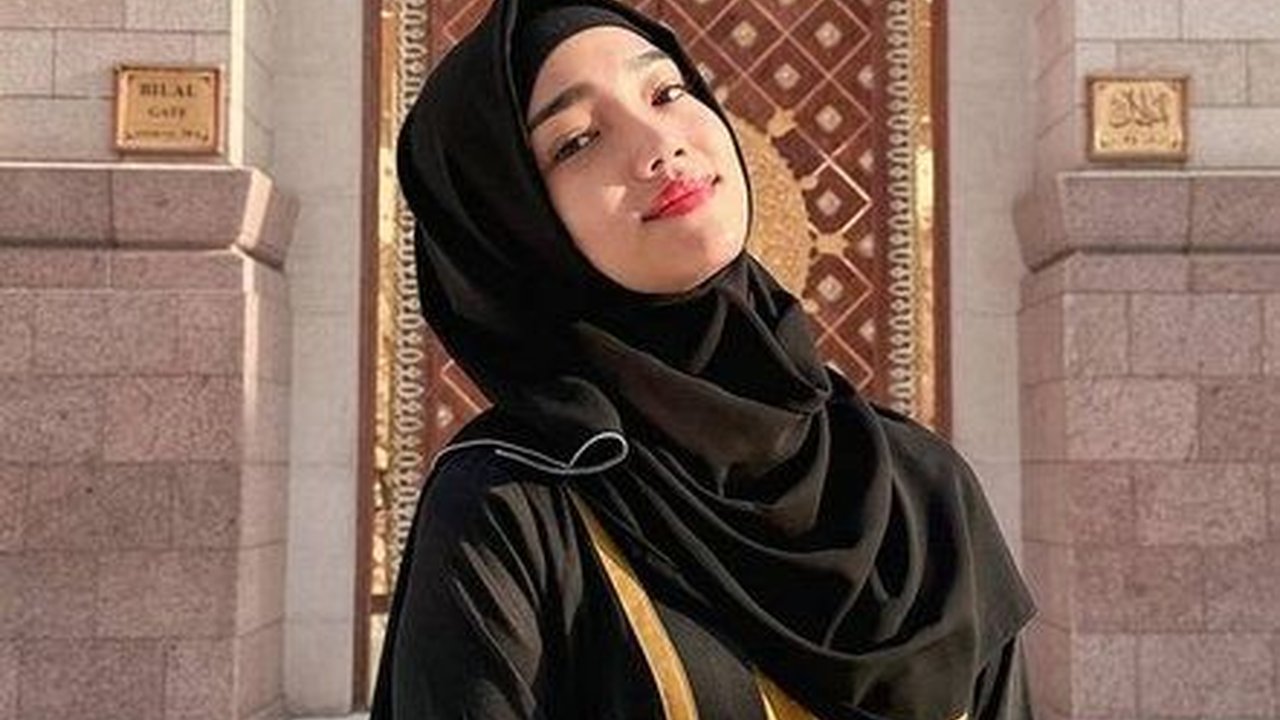 Fokus Jalani Ibadah Umrah, 8 Foto Fuji Saat Berhijab di Tanah Suci, Bikin Netizen Pangling!