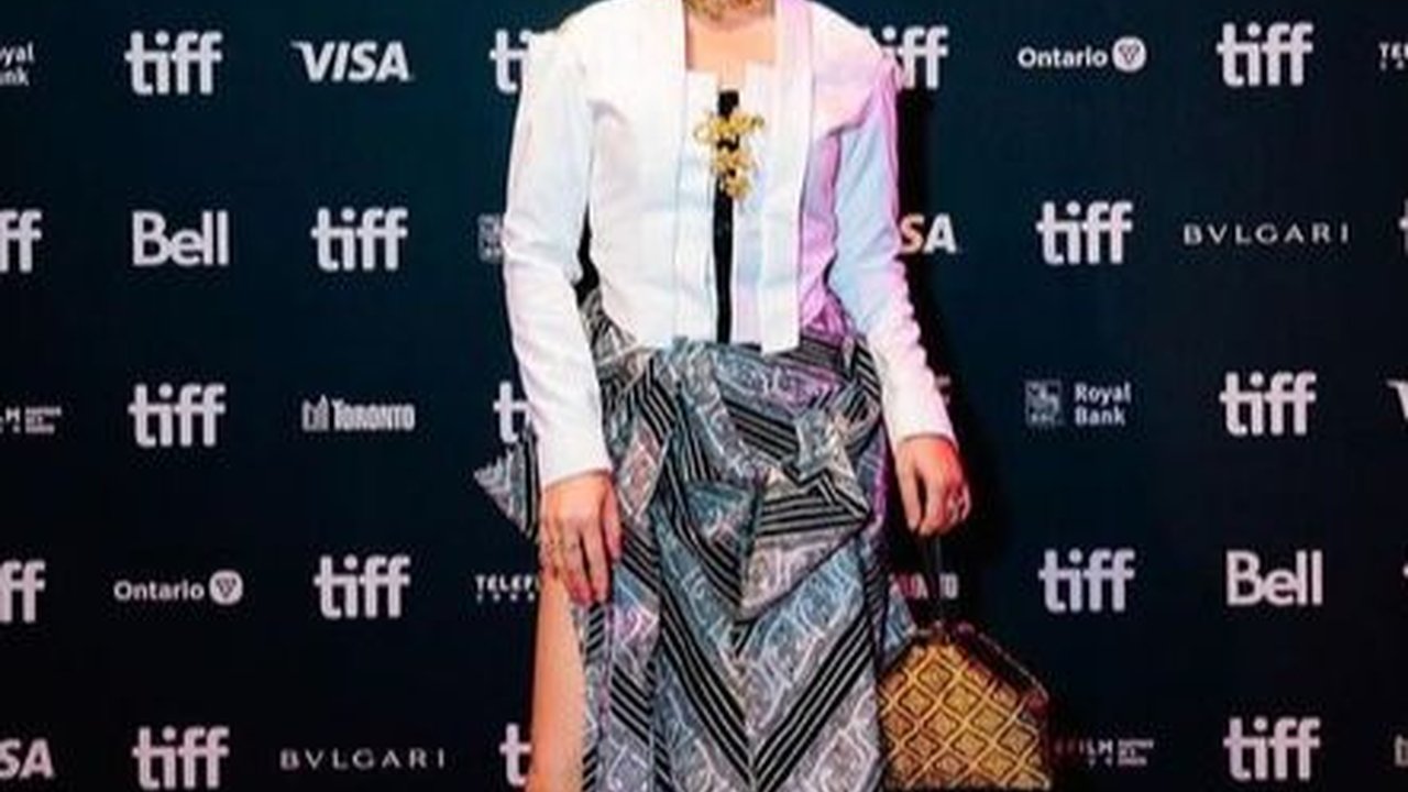 Bikin Pangling, 8 Foto Prilly Latuconsina Pakai Kebaya Saat Premiere Film Terbaru di Toronto