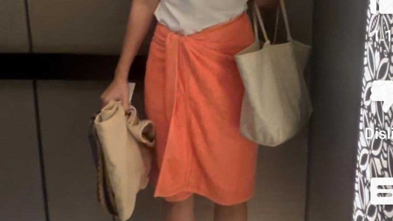 Heboh Luna Maya Jalan di Lobby Hotel Cuma Pakai Handuk & Rambut Basah Sambil Pegang Piring