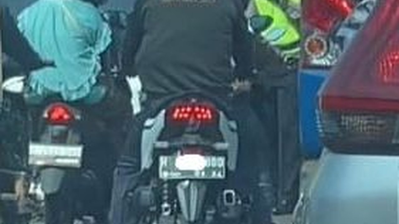 Viral Momen Penumpang Motor Hindari Tilang dengan Sembunyi Naik Bus, Aksinya Bikin Bingung Polisi