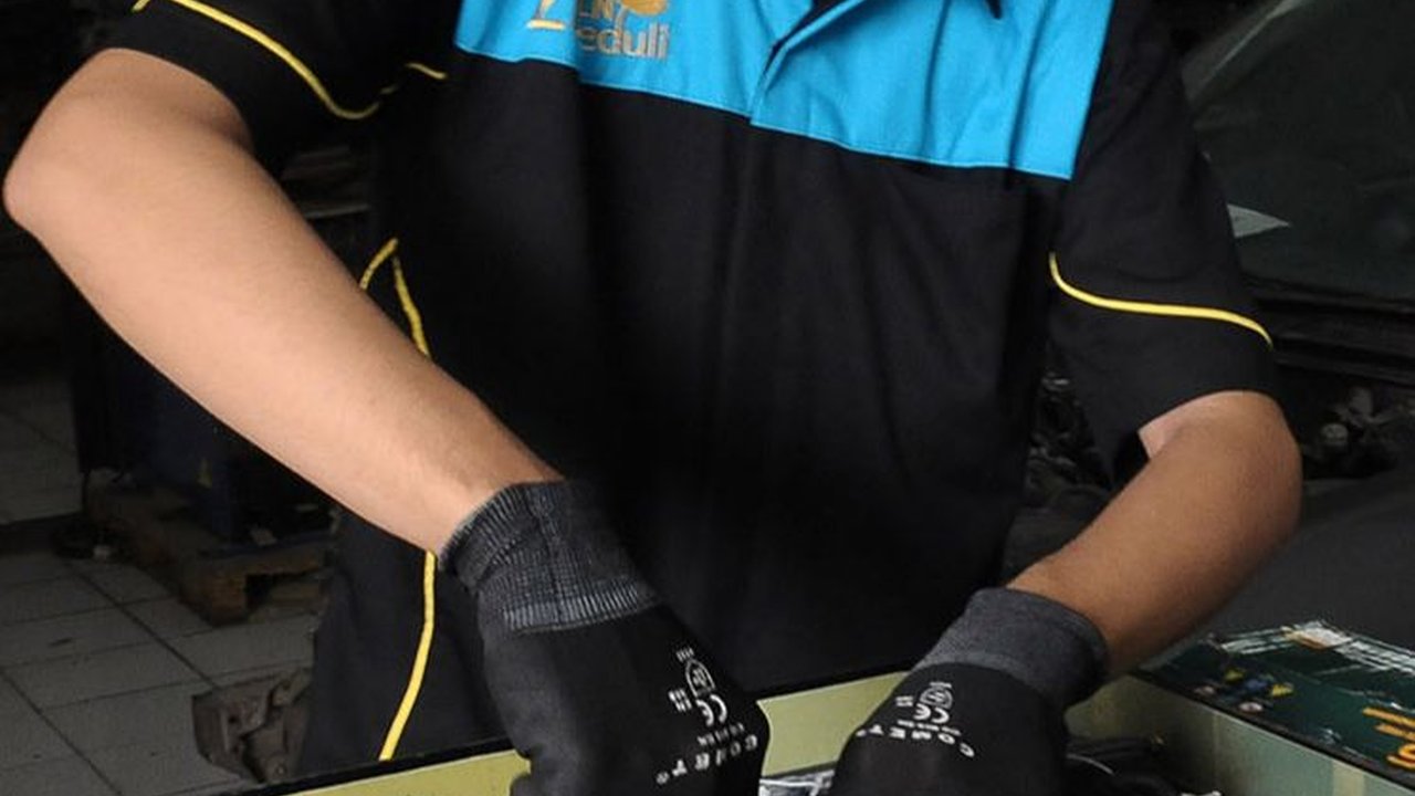 FOTO: Pelajar SMK 26 Jakarta Bikin Konversi Mobil Listrik