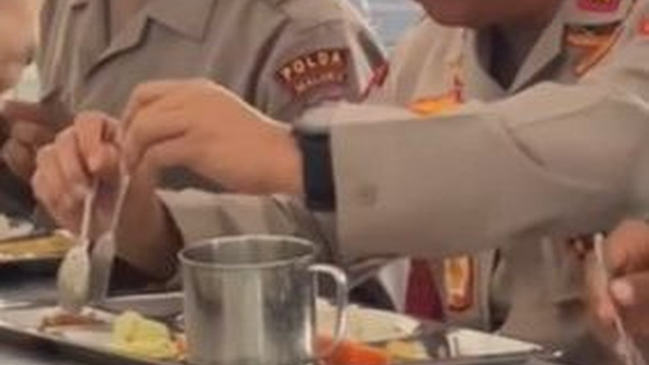 Tak Pandang Pangkat, Jenderal Bintang Dua Ini Makan Bareng Siswa Bintara Polri