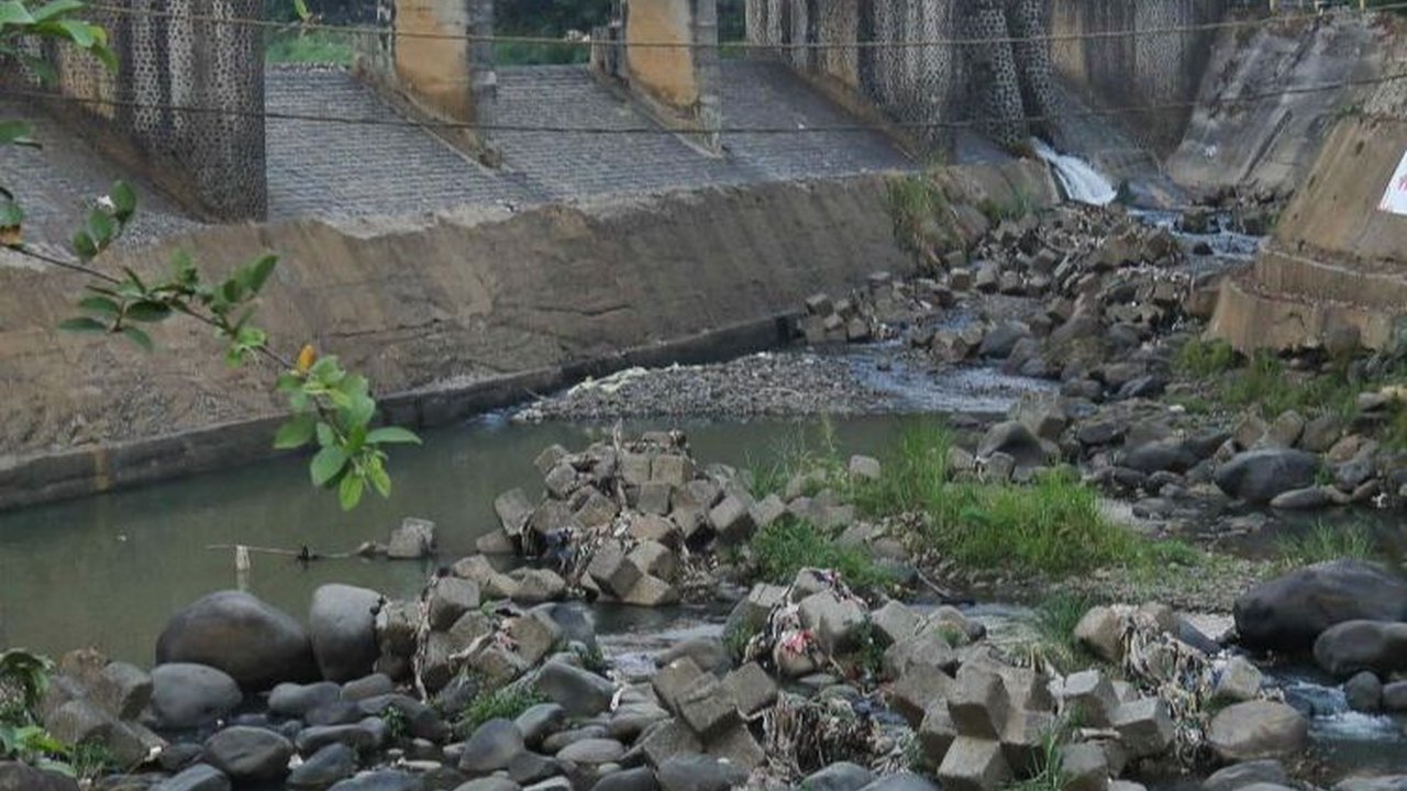 FOTO: Penampakan Bendungan Katulampa, Biasanya Airnya Meluap-Luap, Kini Kering Kerontang