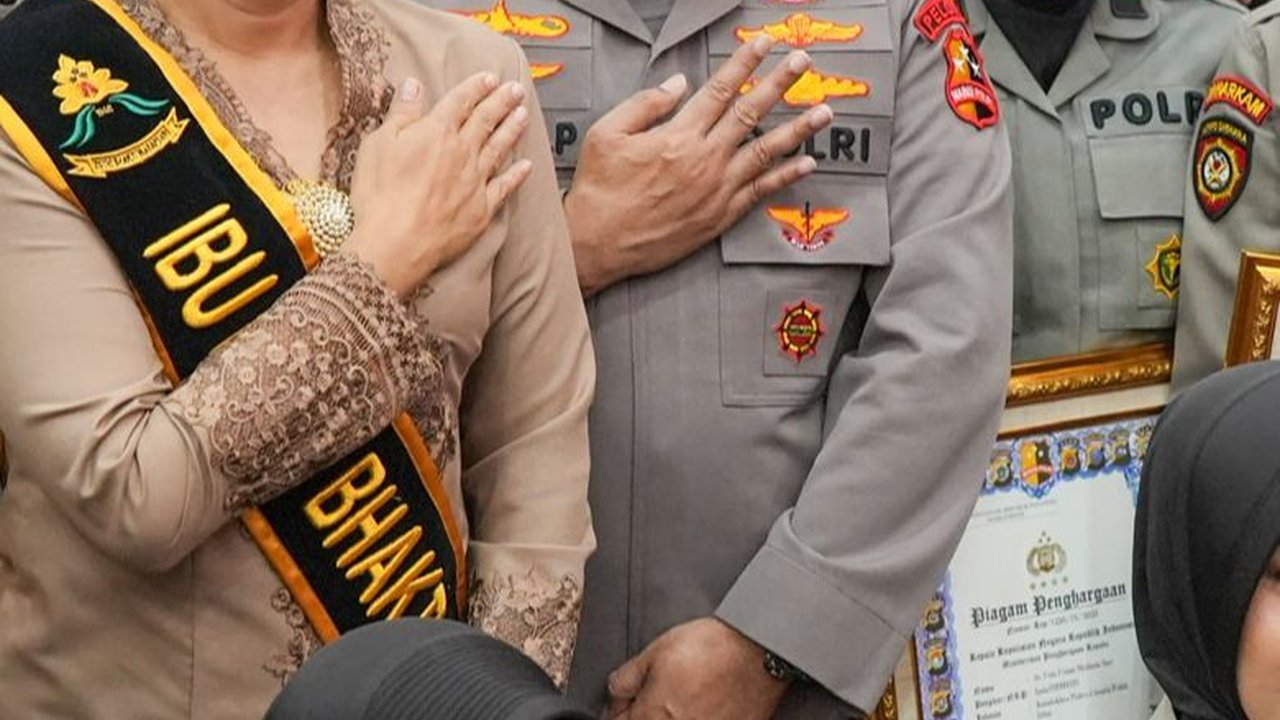 Dikelilingi Polwan Cantik, Kapolri Beri Tugas Khusus untuk Pemilu 2024: Dengan Senyumnya Semua Masalah Selesai