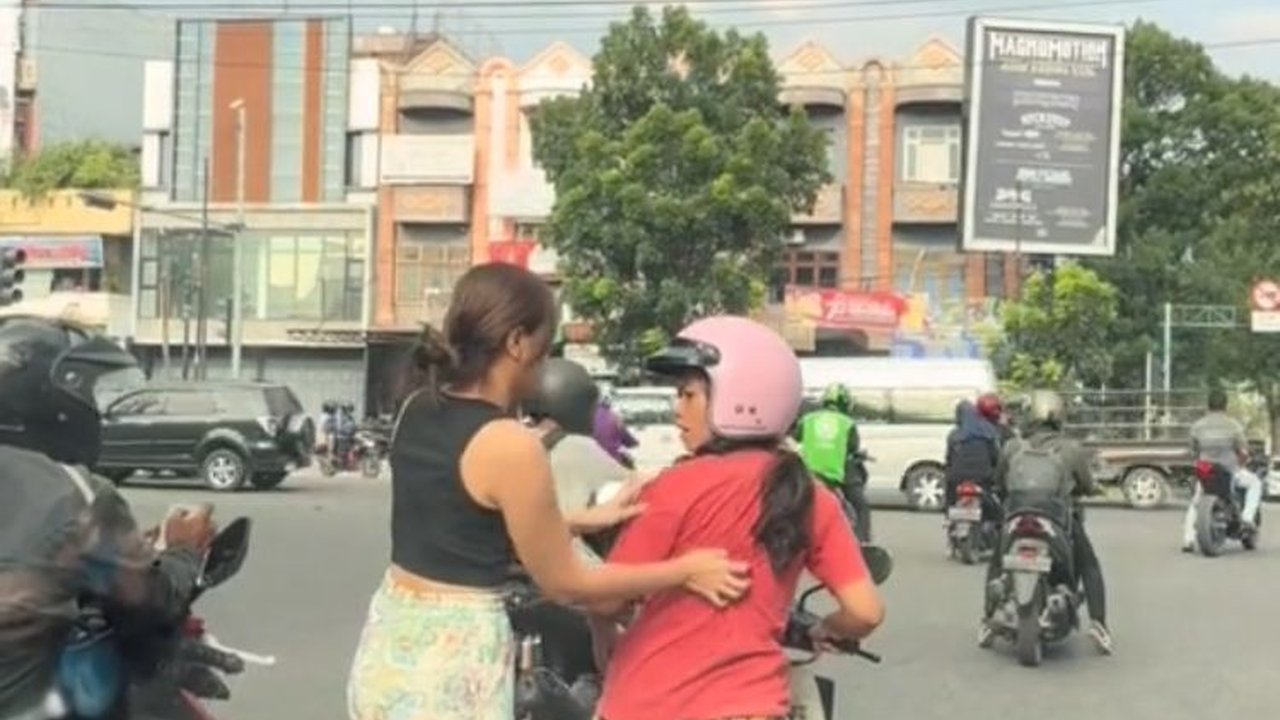Aksi Wanita Turun dari Mobil untuk Bantu Garuk Punggung Pengendara Lain Ini Viral, Bikin Ngakak