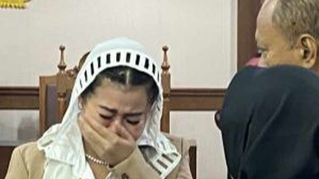Hasnaeni Wanita Emas Menangis Divonis 5 Tahun Penjara: Berat Hidup 1 Hari Dalam Tahanan