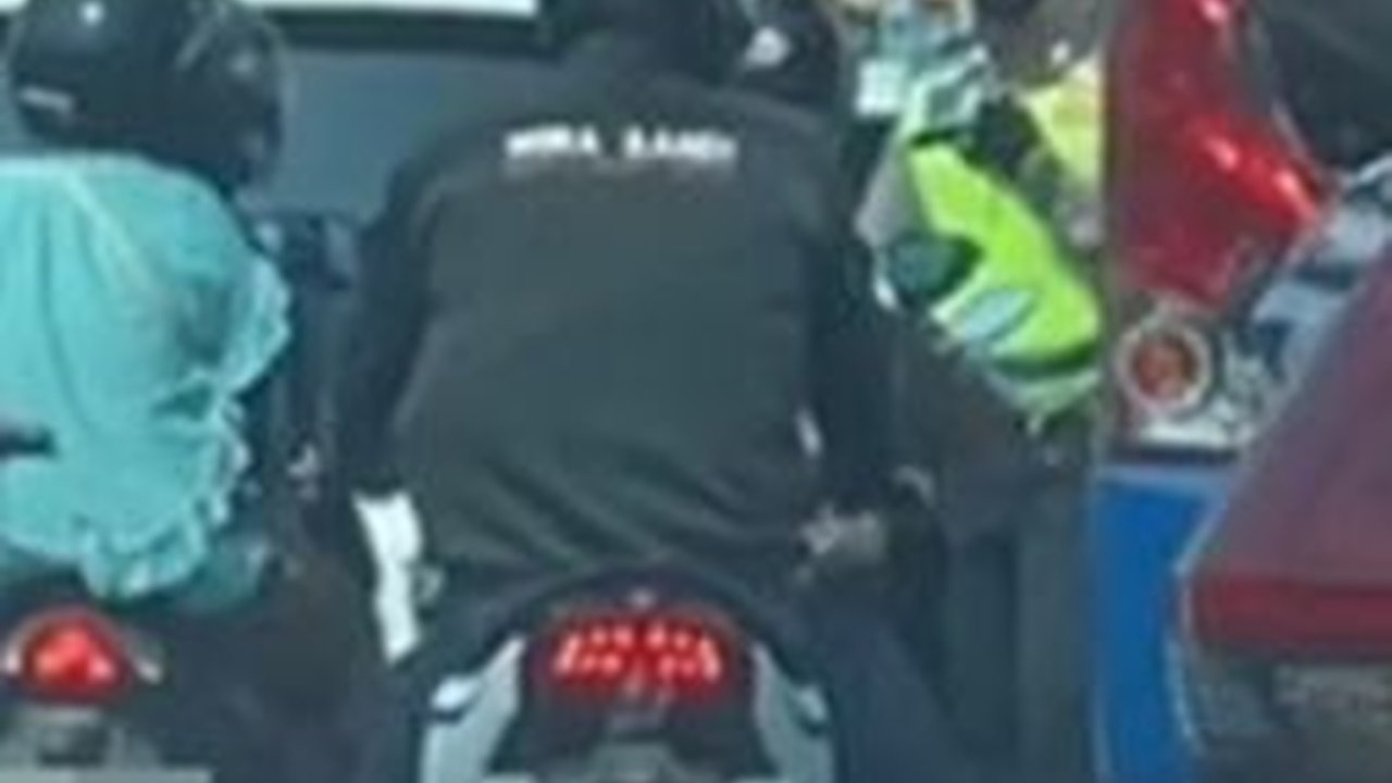 Jurus Kepepet Pria Tak Pakai Helm Ngumpet Masuk Bus, Polisi Mau Tilang Kebingungan