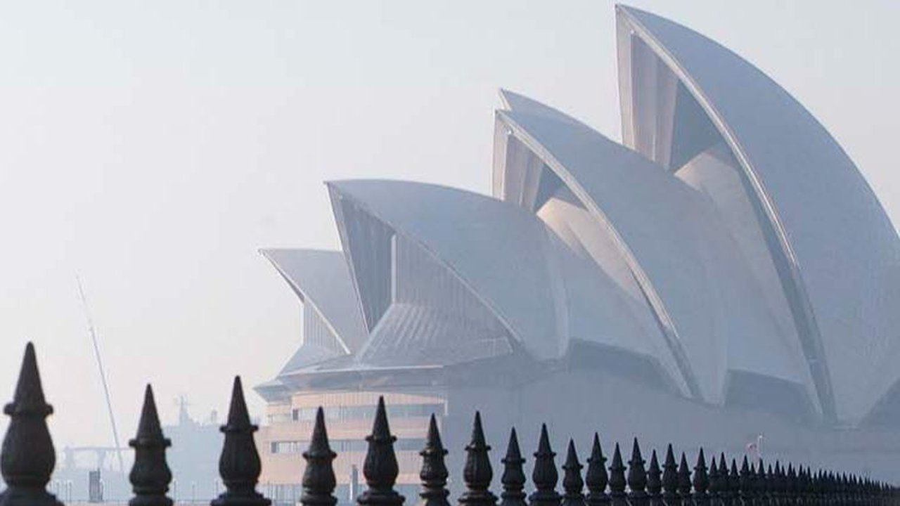 FOTO: Penampakan Kabut Asap Kepung Sydney, Langit Biru Berubah Jadi Kelabu