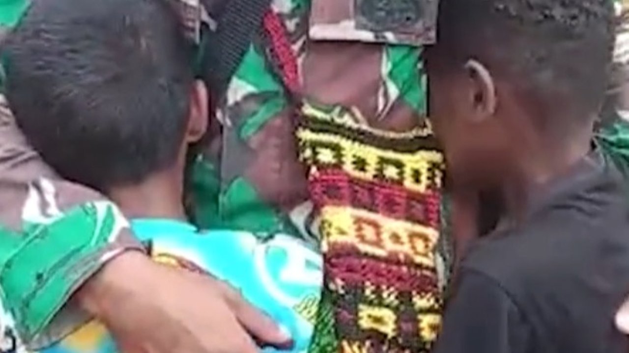 Momen Haru Warga Papua Lepas Kepulangan Satgas TNI AD, Banyak Anak-anak Menangis