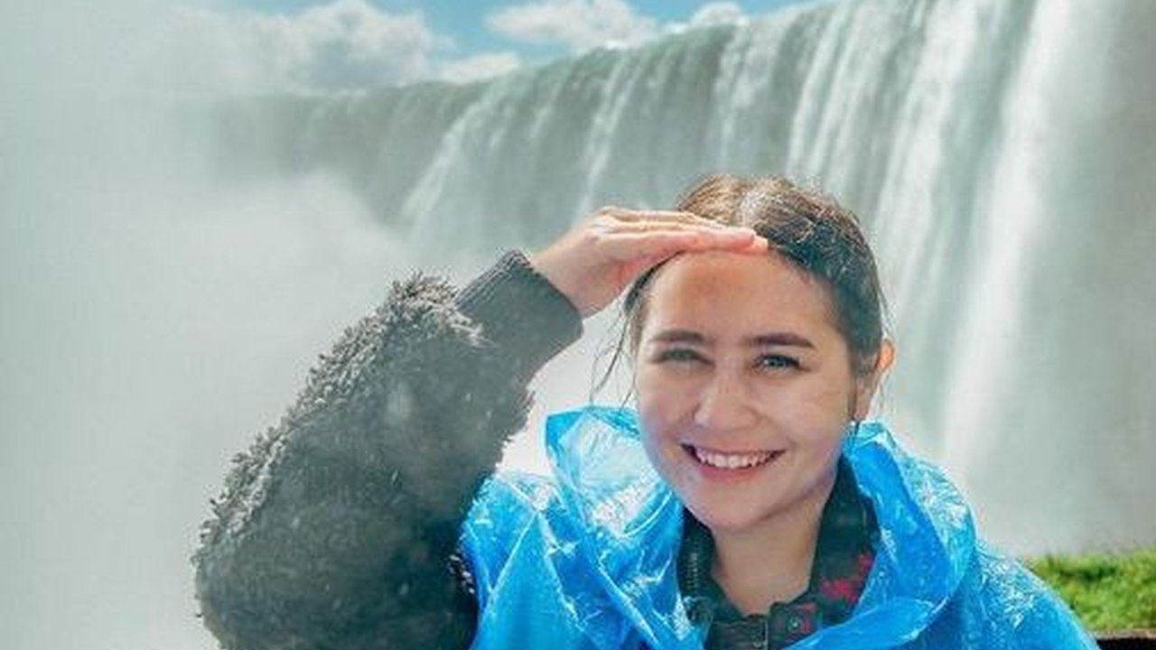 Momen Keseruan Prilly Latuconsina saat Berkunjung ke Air Terjun Niagara, Netizen: View dan Orangnya Sama Cantik