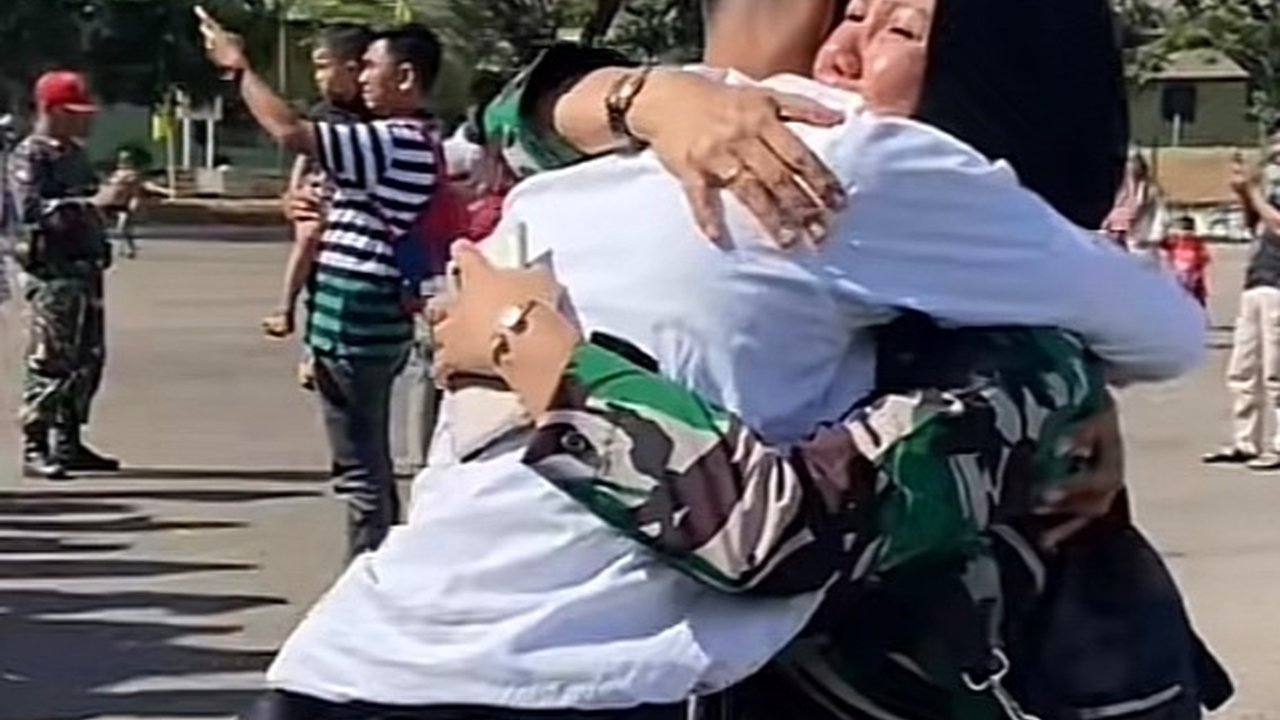 Lulus Prajurit Bintara TNI, Pemuda Ini Nangis Haru dan Sujud Kaki Nenek yang Telah Merawatnya