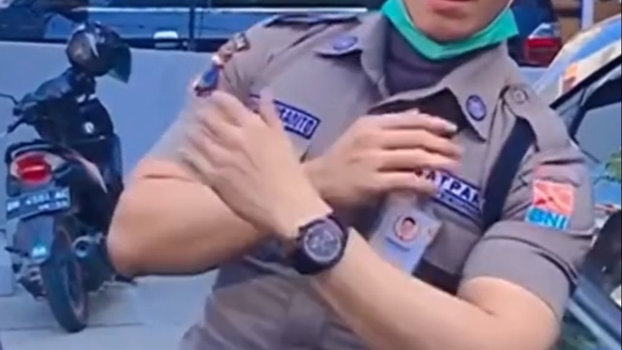 Dapat SP Gara-gara Konten Tik Tok, Mantan Satpam Bank Tampan Kini Sukses Jadi Pedagang Ikan Asin