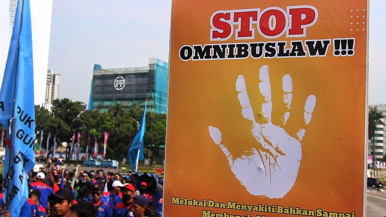 FOTO: Aksi Massa Buruh Menuntut Omnibus Law Cipta Kerja Dicabut Masih Berlanjut di Kawasan Patung Kuda