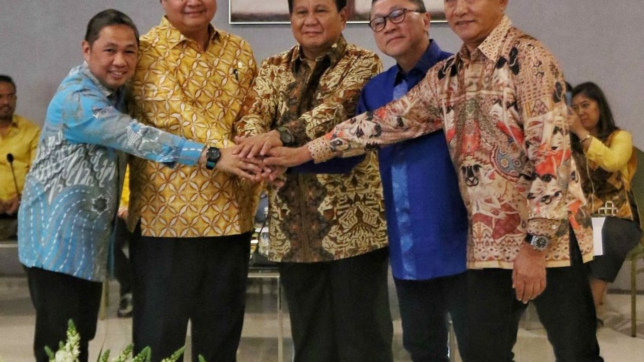 FOTO: Penampilan Prabowo Pakai Batik Kuning hingga Satukan Tangan Bareng Ketua Umum Parpol Koalisi Indonesia Maju di Markas Golkar
