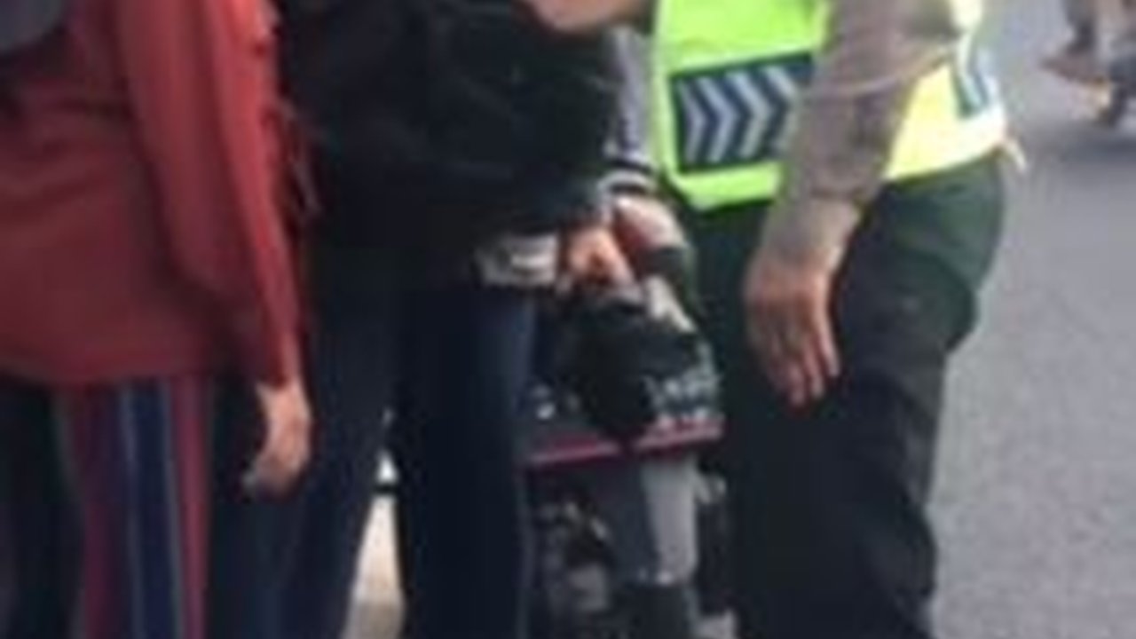 Aksi Patwal Polisi Hampiri Pemotor Menepi Pinggir Jalan, Ternyata Ibu Hamil lagi Keram langsung Gas ke RS