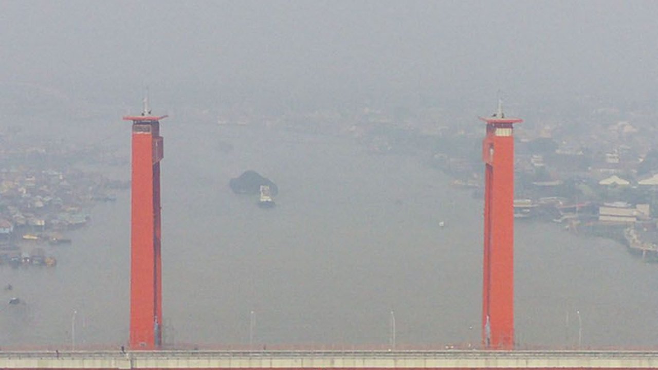 FOTO: Penampakan Palembang Dikepung Pekatnya Kabut Asap Kebakaran Hutan