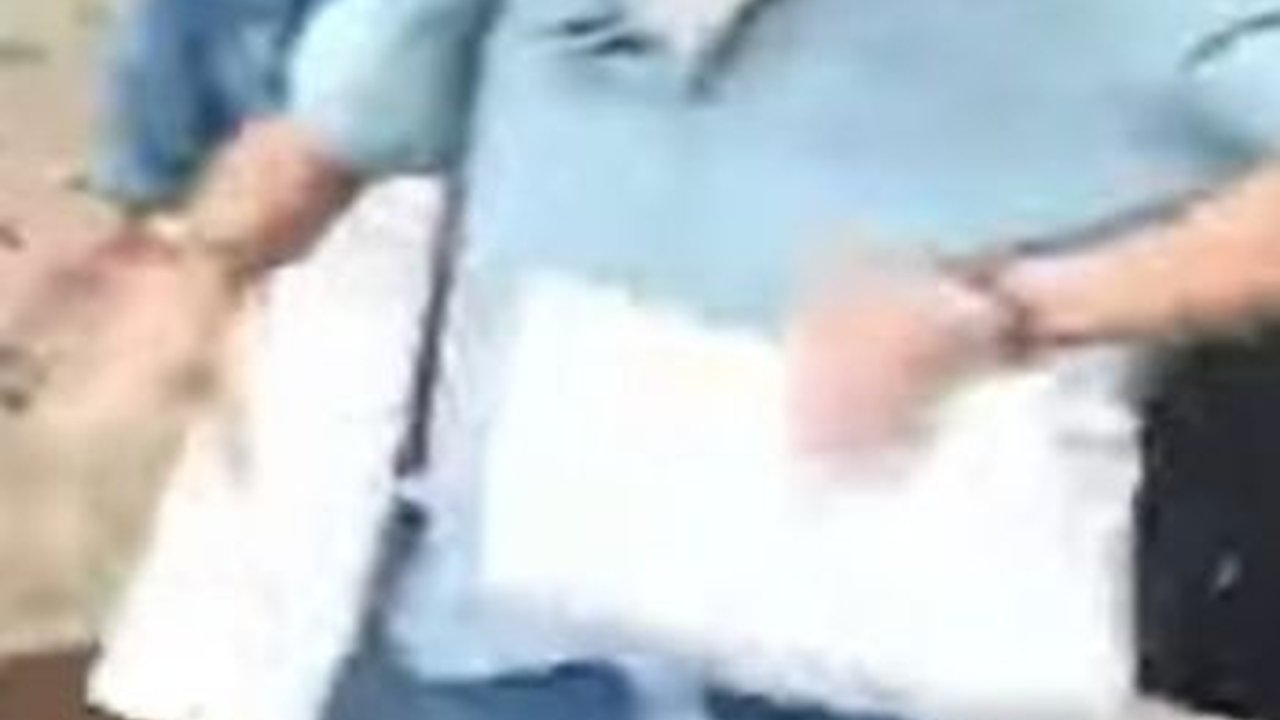 VIDEO: Wanita Kader PDIP Pelabrak Rocky Gerung di Mabes Polri Diserang Balik Massa