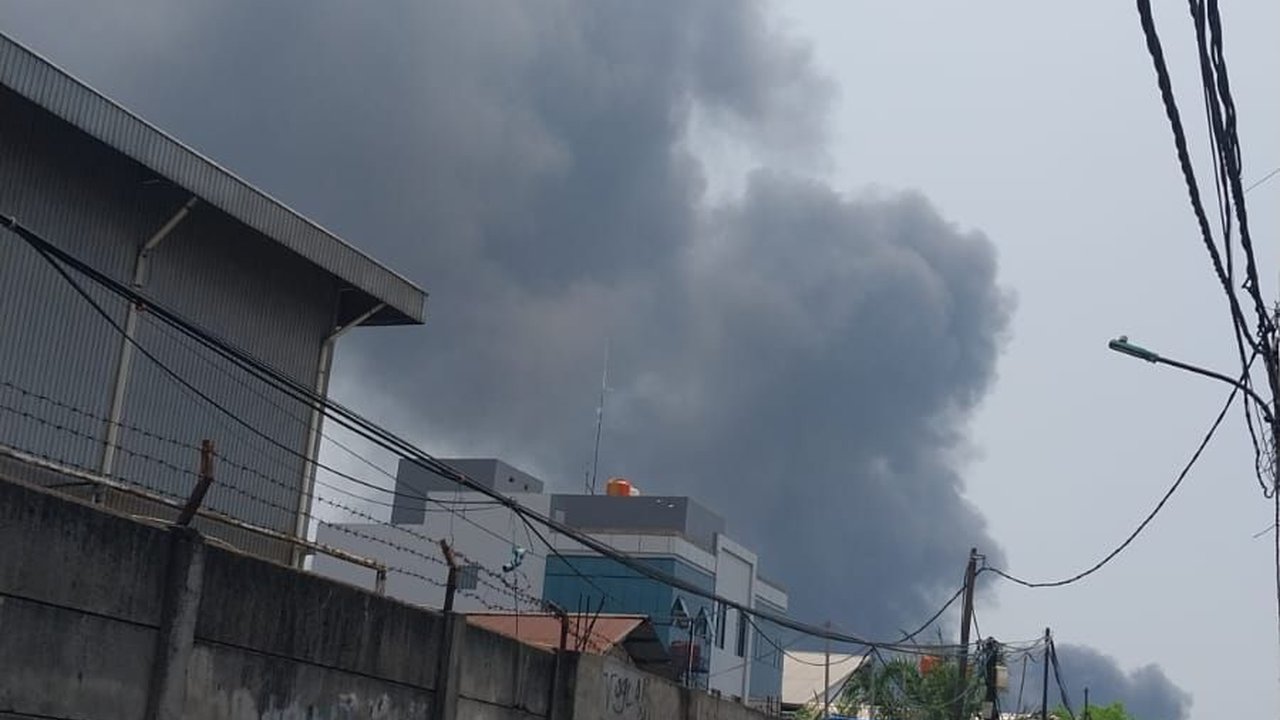 Pabrik di Jakarta Utara Terbakar, 100 Personel Damkar Dikerahkan