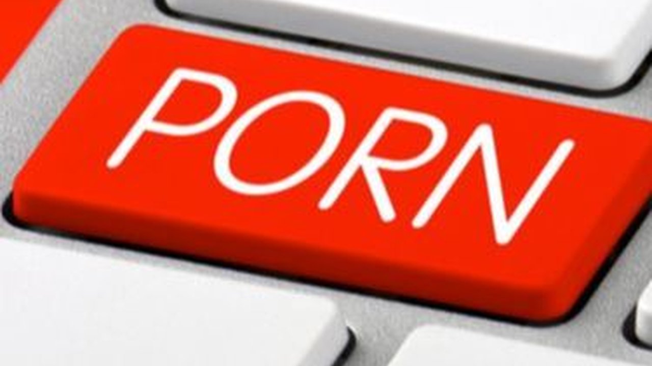 VIDEO: Momen Rumah Lokasi Syuting Film Porno Digerebek Polisi, Model Hingga Selebgram jadi Artis Panas