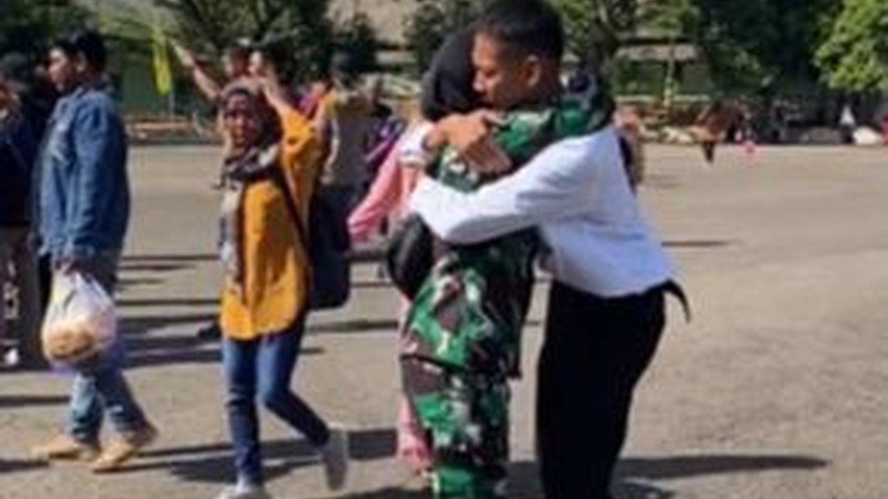 Lolos Tes Prajurit Bintara TNI, Pria ini Ini Menangis Haru hingga Sujud di Kaki Sang Nenek yang Merawatnya Sejak Kecil