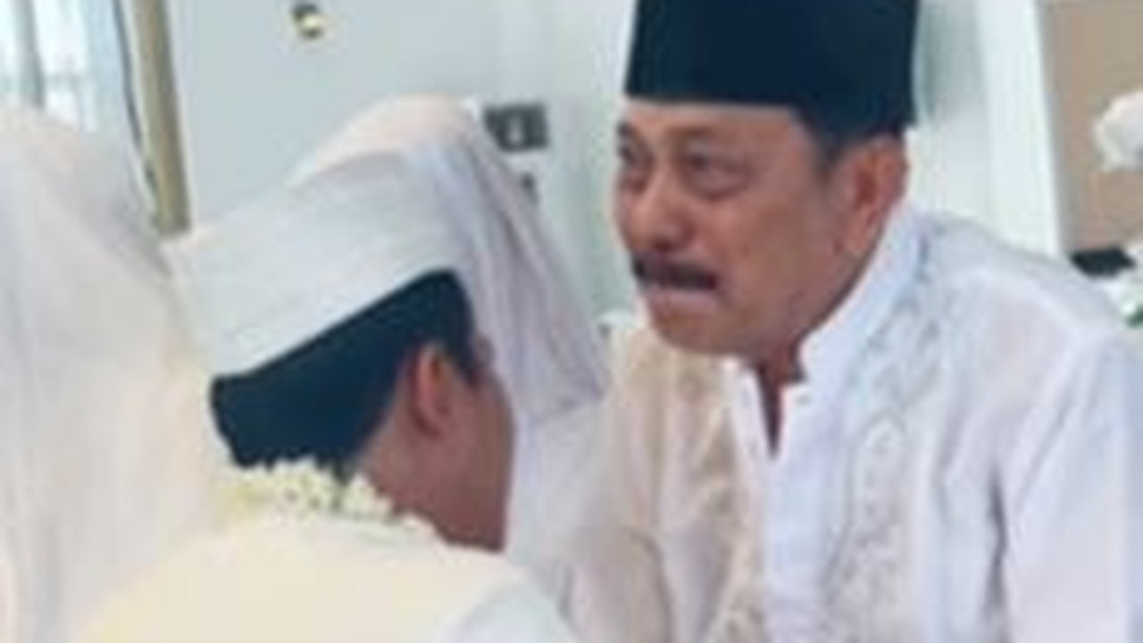 Berusaha Tegar Tahan Air Mata, Ayah Pengantin Ini Tangisnya Pecah saat Momen Sungkeman