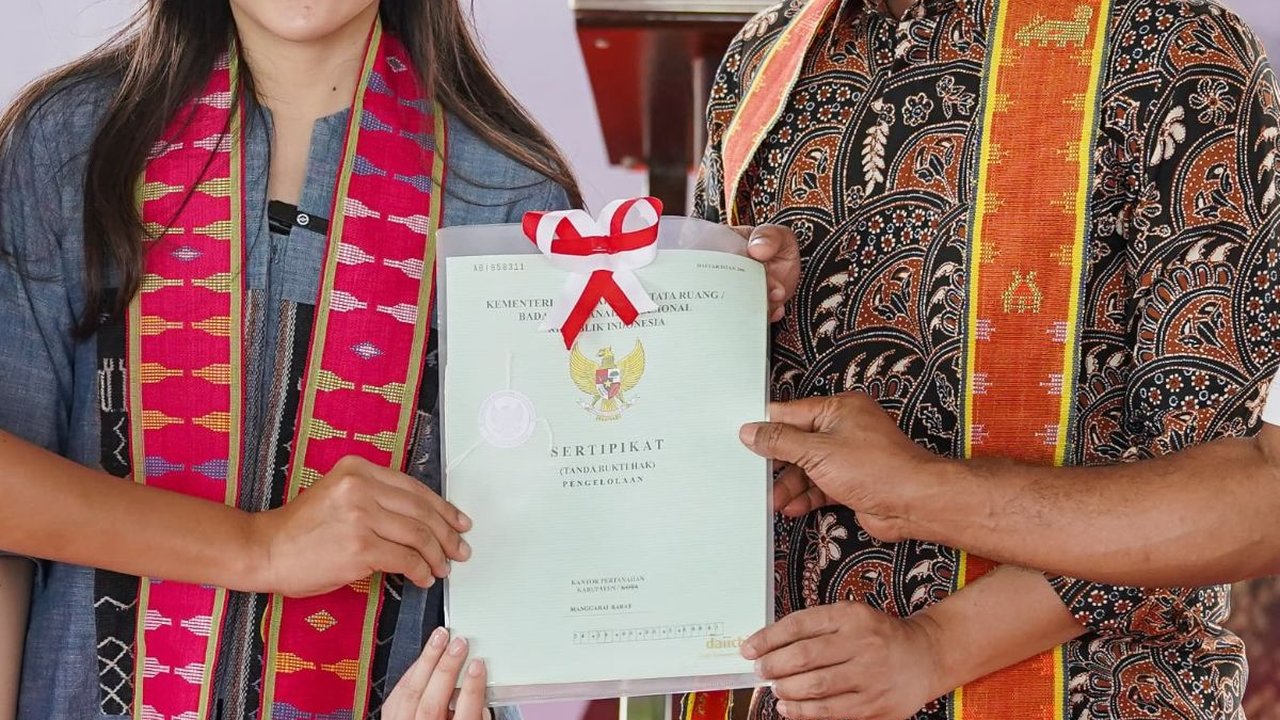 Wamen Raja Juli Serahkan Sertifikat Hak Pengelolaan Badan Pelaksana Otorita Labuan Bajo