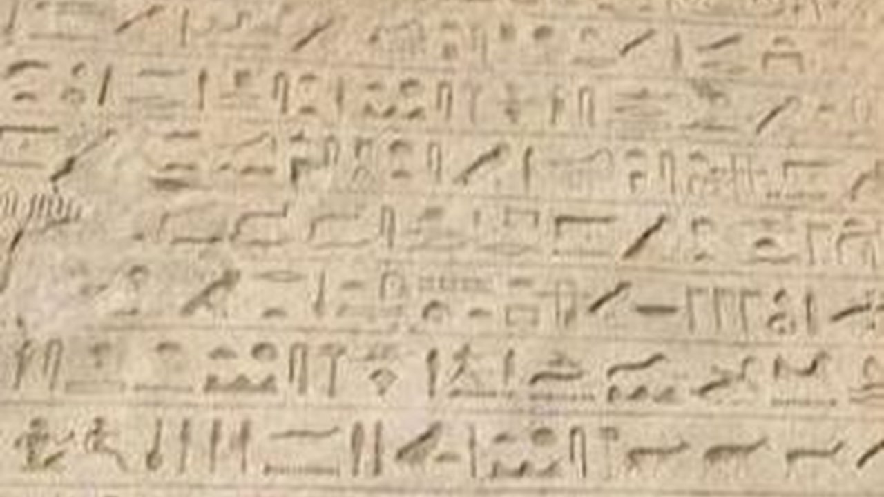 Sedang Menggali Tanah, Petani Mesir Temukan Prasasti Firaun Berusia 2.600 Tahun