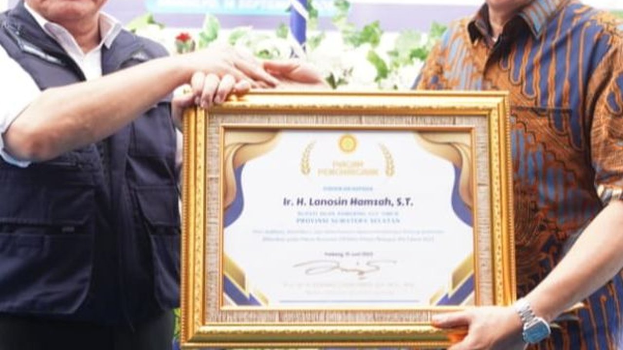 Dinilai Berhasil Kelola Pertanian, Bupati OKU Timur Raih Penghargaan dari Kementan