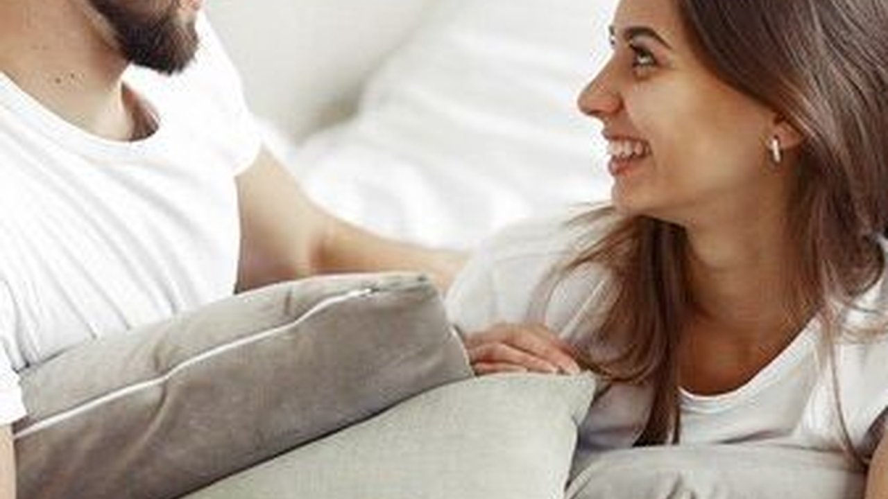 Apa Itu Pillow Talk dan Manfaatnya Untuk Kehidupan Ranjangmu