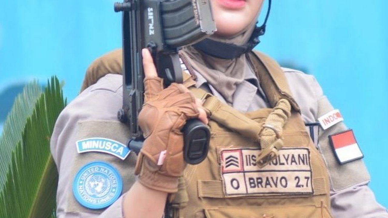 Potret Polwan Cantik Bripka Iis Mulyani Tenteng senjata Laras Panjang, Bikin Salfok