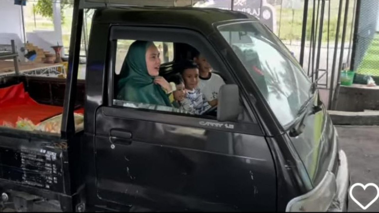 Momen Kartika Putri Nyetir Mobil Pick Up Bawa Anak-Anak, Isi Bensin Sendiri Pakai Jerigen