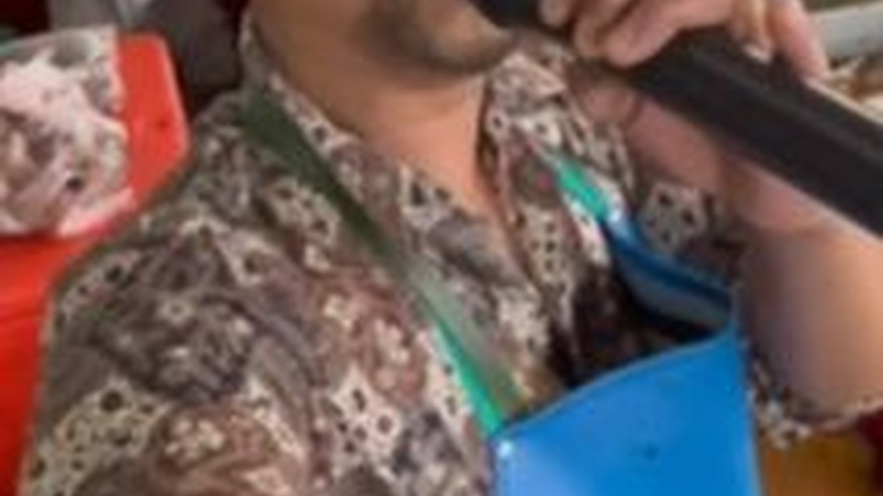 Punya Cara Unik Tunggu Pembeli, Para Pedagang di Pasar Concat Jogja Karaoke Pakai TV LED dan Mic