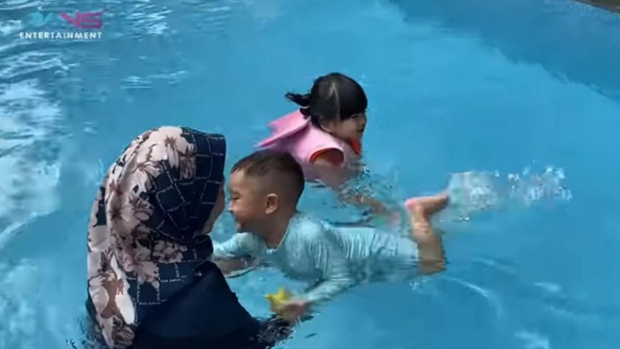 Awalnya Takut, Ini Potret Rayyanza yang Girang Banget Berenang sama Sus Rini