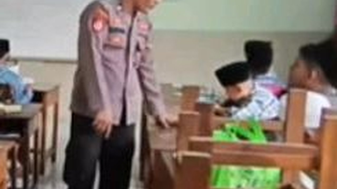 Prihatin Anak Kecanduan Handphone, Polisi di Semarang Dirikan Madrasah Gratis
