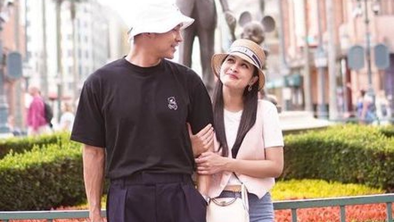 Kenang Momen Pernikahan, 8 Foto Mesra Sandra Dewi dan Harvey Moeis di Paris