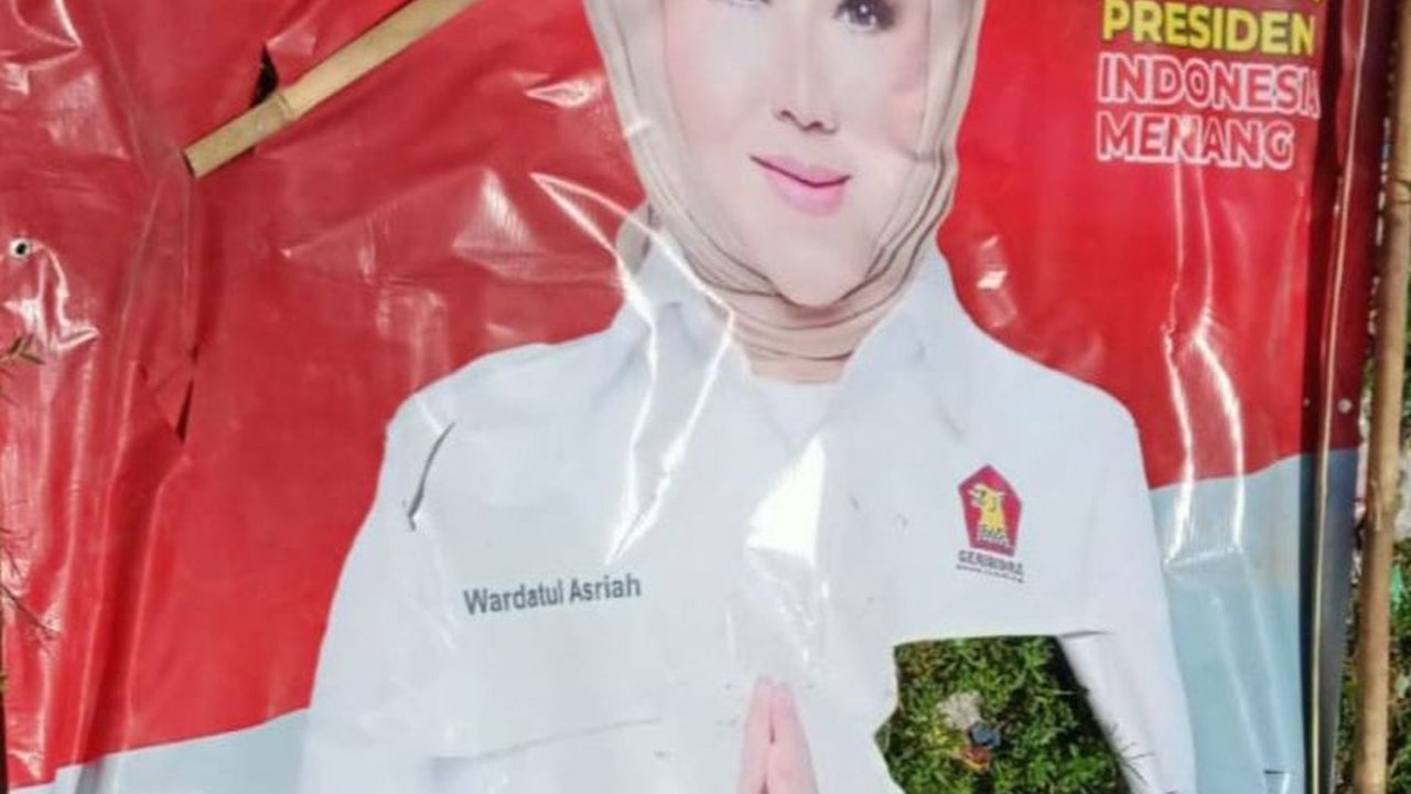 Baliho Caleg DPR Roboh Timpa Kepala Desa di Bekasi saat Naik Motor, Korban Dilarikan ke Rumah Sakit