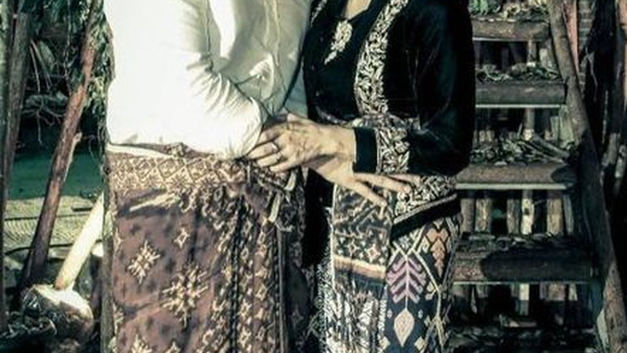 Rayakan Anniversary Ke-13, 8 Foto Mesra Happy Salma dan Suami Yang Jarang Tersorot