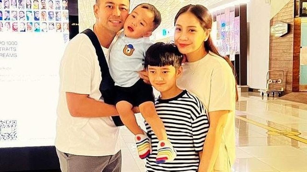 Momen Haru Perpisahan Raffi Ahmad-Nagita Slavina yang Pergi ke Spanyol, Rafathar dan Rayyanza Nangis di Bandara