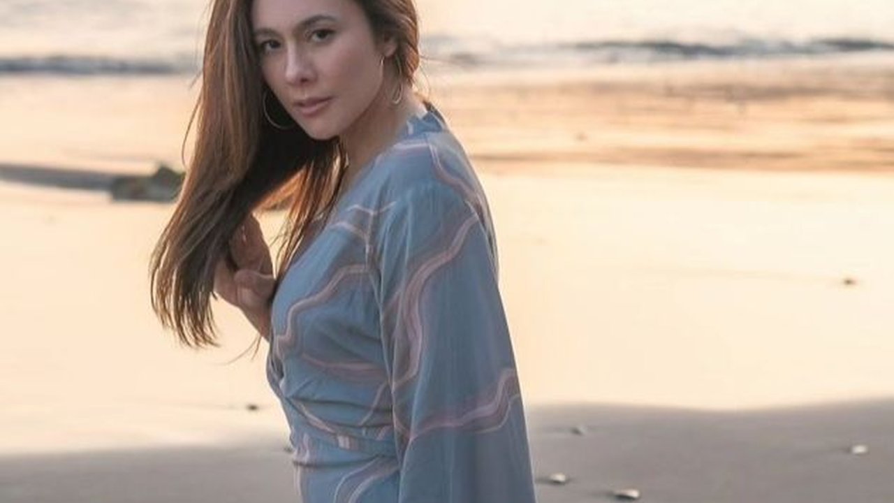 Wulan Guritno Melakukan Sesi Pemotretan di Pantai, Hot Mama Pamer Body Goals Bak Masih Gadis