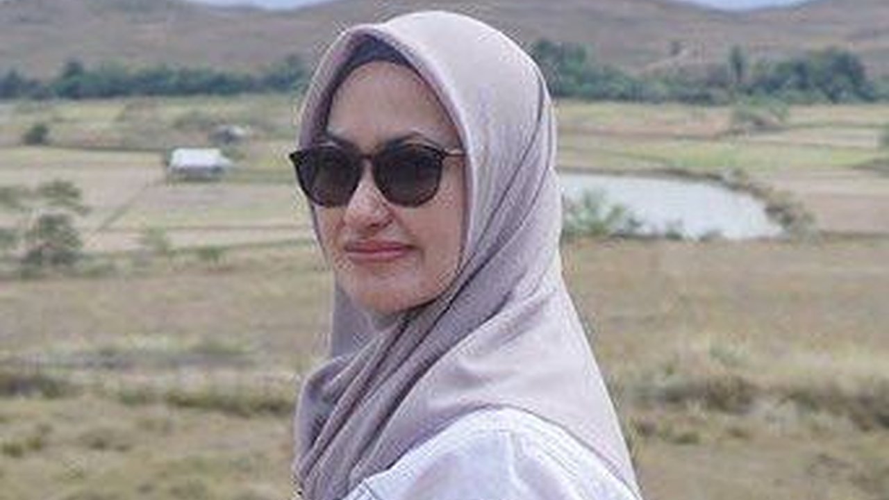 Potret Cantik Indah Putri Indriani Bupati Luwu Utara Saat Terjun ke Lapangan Pakai Kaca Mata Hitam Jadi Sorotan