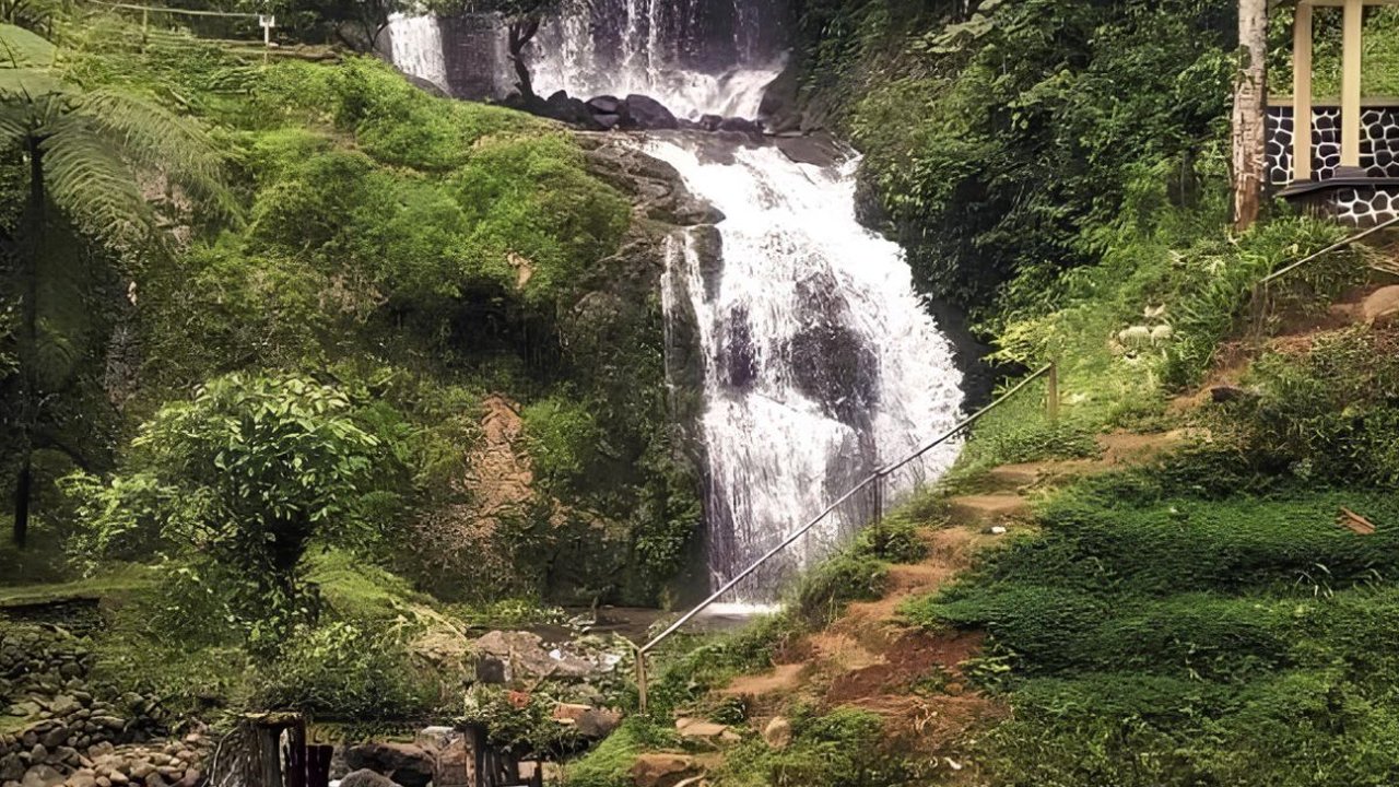 Keindahan Curug Gorobog di Sumedang, Jalurnya Berhiaskan Perbukitan Hijau dan Air Terjunnya Tingkat Tiga