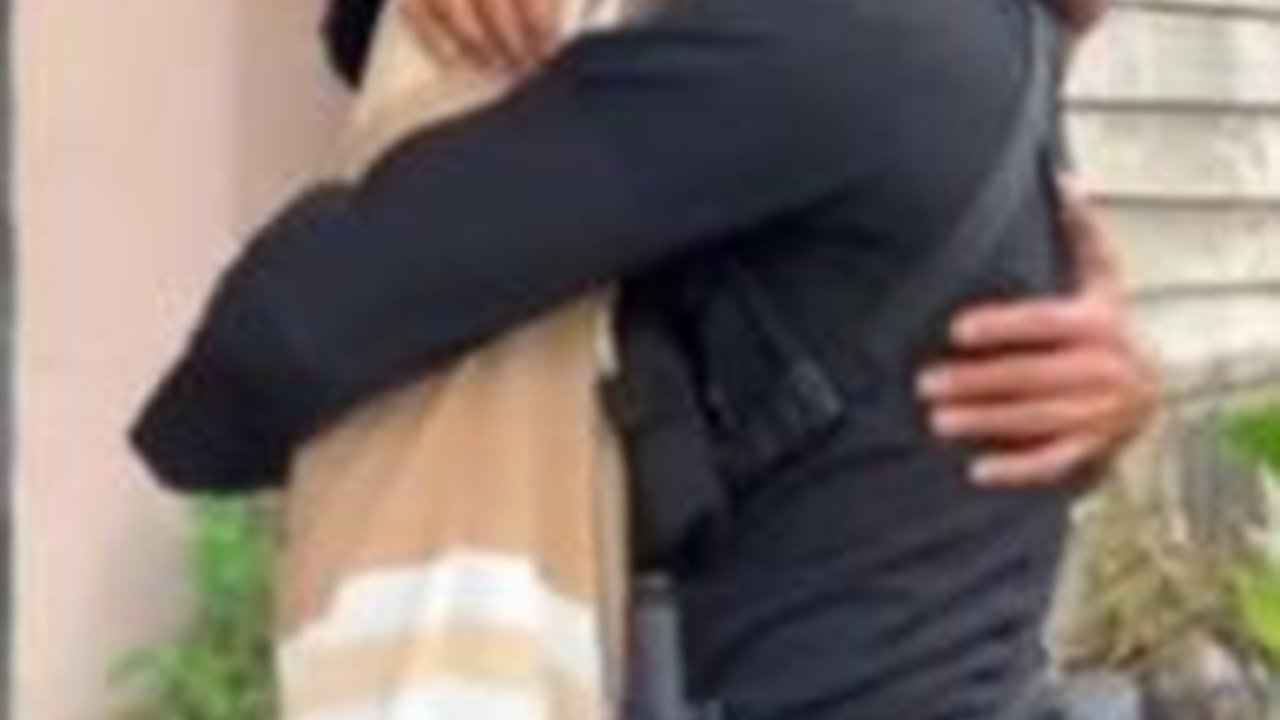 Lama Tak Bertemu, Anggota Brimob Beri Hormat & Pasangkan Baret ke Pria Paling Berjasa Dalam Hidupnya