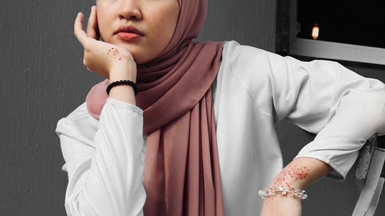 7 Cara Mengatasi Rambut Rontok Buat Pemakai Hijab