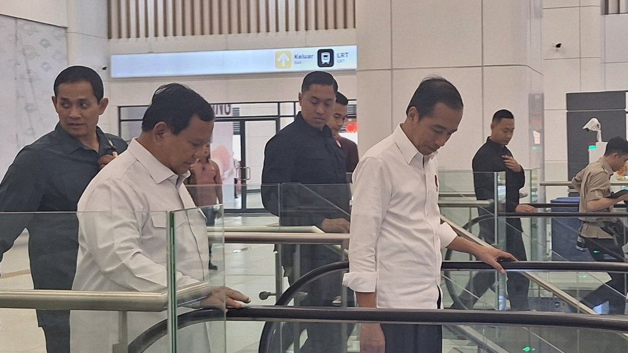 Usai Kunjungi PT Pindad, Jokowi Ajak Prabowo Jajal Kereta Cepat Bandung-Jakarta