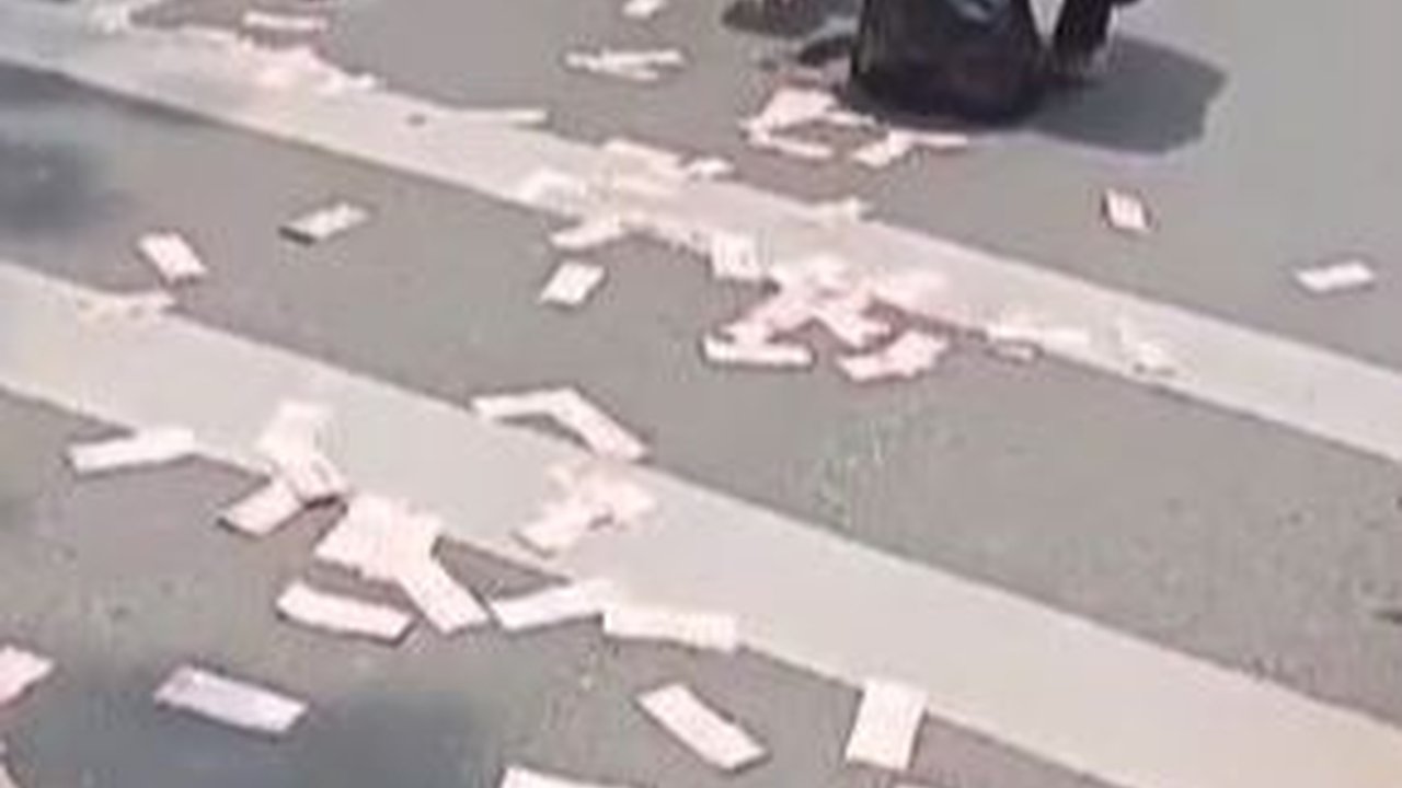 Viral Momen Uang Berserakan di Jalanan Kota Medan, Aksi Warga Sekitar Curi Perhatian