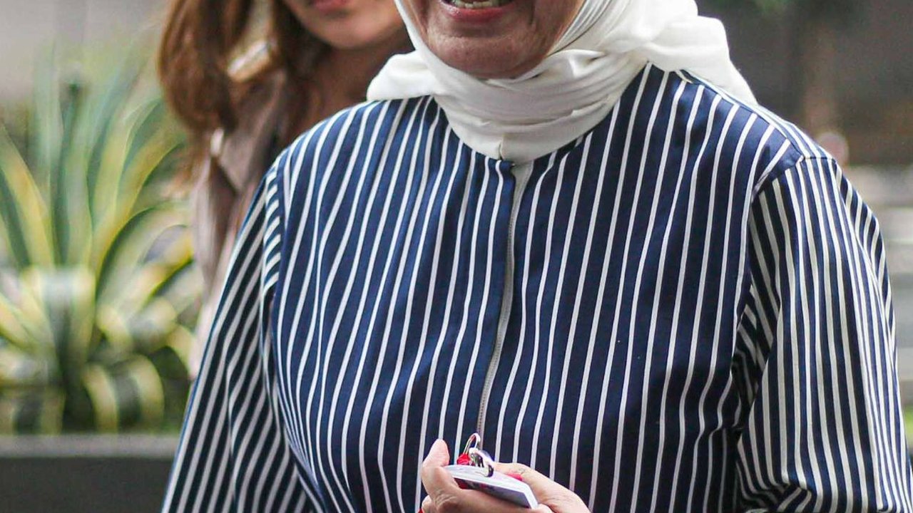 FOTO: Datang Berjilbab Putih dan Berbaju Garis Hitam ke KPK, Eks Dirut Pertamina Karen Agustiawan Diperiksa Sebagai Saksi Kasus Korupsi LNG