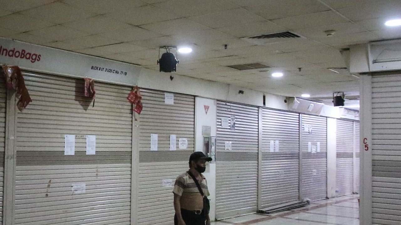 FOTO: Keluh Pedagang Meratapi Pasar Tanah Abang yang Kian Sepi Pengunjung Karena Toko Online